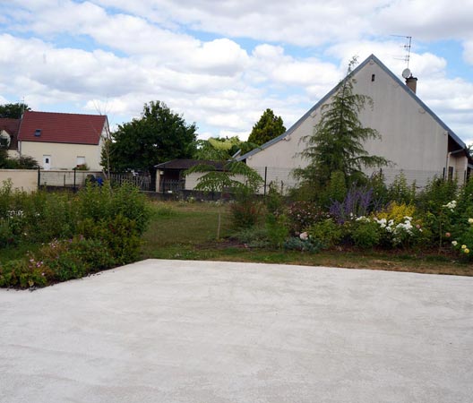 Aménagement  de jardin avec cour en béton